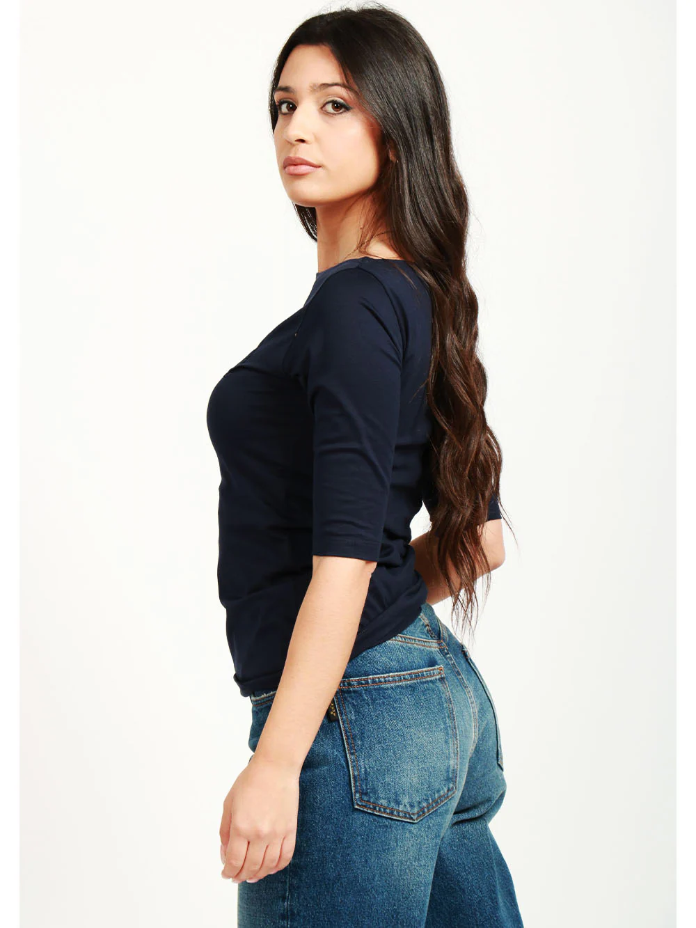 T-Shirt in Cotone Bianca con Ricamo Blu Notte - immagine 5