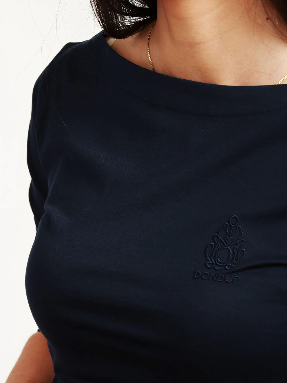 T-Shirt in Cotone Bianca con Ricamo Blu Notte - immagine 7