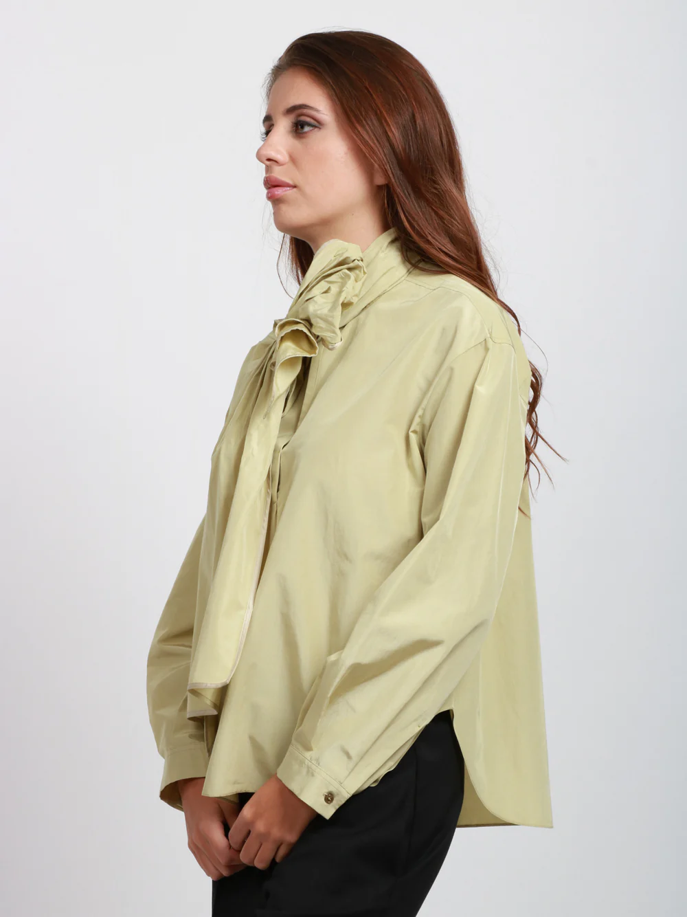Blusa Girocollo in Taffetà Verde con Fiocco - immagine 5