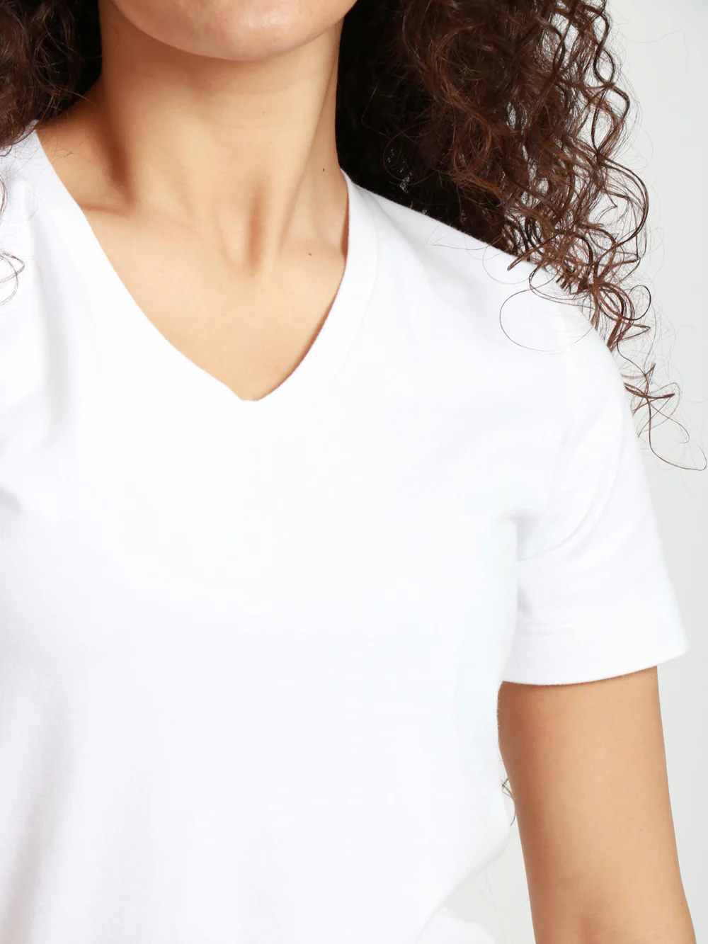 T-Shirt in Cotone Bianca con Scollo a V - immagine 7